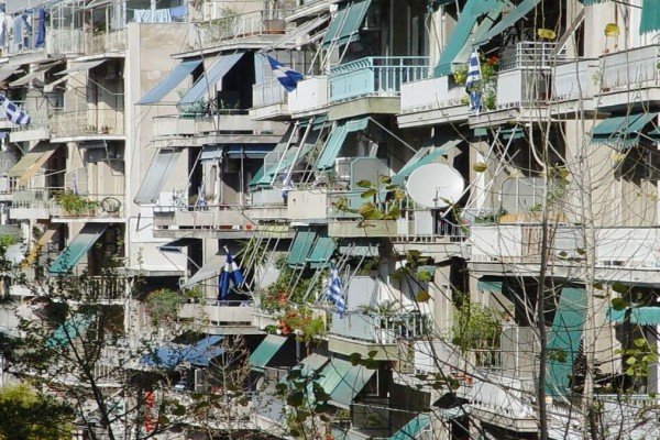 Ντροπιαστικό περιστατικό στην Θεσσαλονίκη: Πετάνε στον δρόμο δύο αδερφές γιατί γάβγισε ο σκύλος (video)