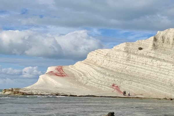 Εικόνες ντροπής στη Σικελία: Βανδάλισαν με κόκκινη μπογιά τη φημισμένη λευκή παραλία Scala dei Turchi