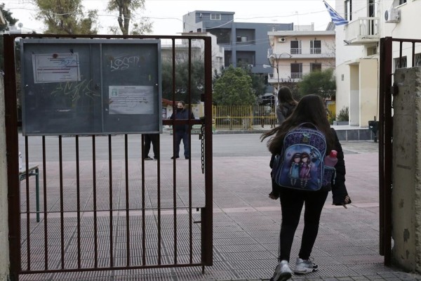 Επιστροφή στα σχολεία: Όλα τα μέτρα και οι αλλαγές - Τι ισχύει για τεστ, κρούσματα και τηλεκπαίδευση (Video)