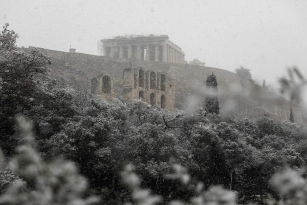 Κακοκαιρία «Ελπίδα»: Μαγικές εικόνες από το κέντρο της Αθήνας - Στα λευκά το Σύνταγμα (photos)