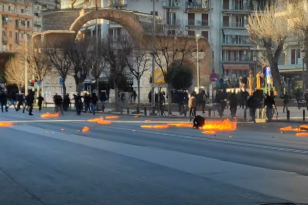 Σοκ στην Θεσσαλονίκη: Διαδηλωτής πήρε φωτιά στα επεισόδια - Πάνω από 20 προσαγωγές (video)