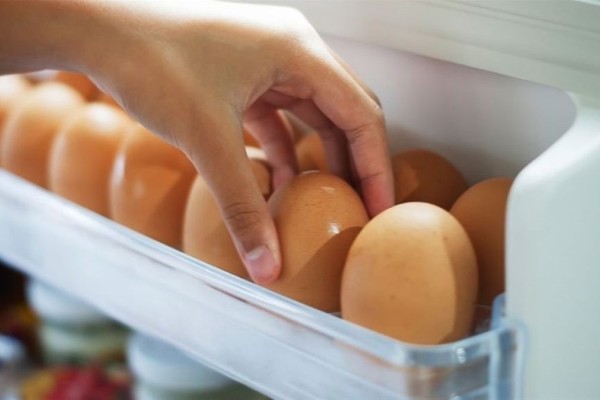 Αυγά στο ψυγείο ή όχι; Ποιά είναι η αλήθεια για τη συντήρηση των αυγών;