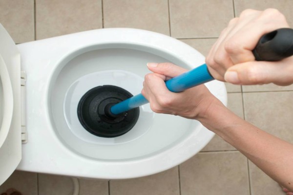 8 Πράγματα που δεν πρέπει να ρίχνετε στην τουαλέτα