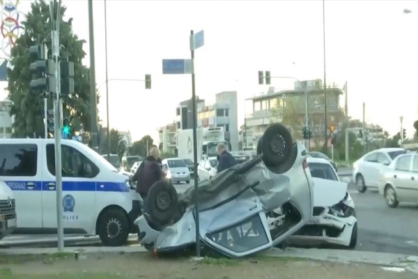 Σοκαριστικό τροχαίο στη συμβολή Βουλιαγμένης & Αλίμου: Αναποδογύρισε αυτοκίνητο - Εγκλωβίστηκε ο οδηγός (Video)