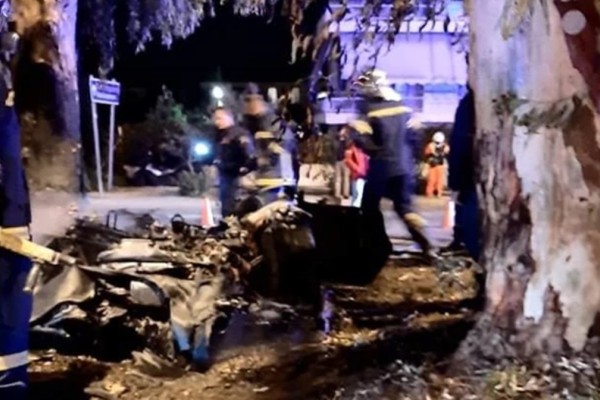 Τροχαίο στη Βούλα: Ο οδηγός εκτοξεύθηκε εκτός οχήματος - Το ΙΧ έπιασε φωτιά