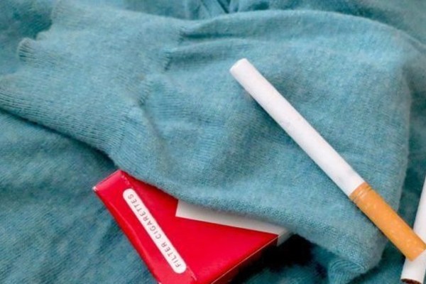Πώς φεύγει η μυρωδιά του τσιγάρου από τα ρούχα;