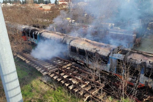 Συναγερμός στη Λάρισα: Στις φλόγες τυλιχτήκαν εγκαταλελειμμένα βαγόνια στο παλιό μηχανοστάσιο (Βίντεο)