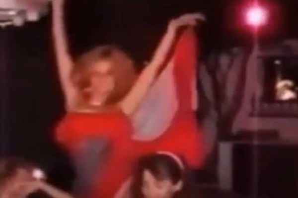 Συλλεκτικό βίντεο: Δείτε την Αλίκη Βουγιουκλάκη να χορεύει στην αυλή του σπιτιού της