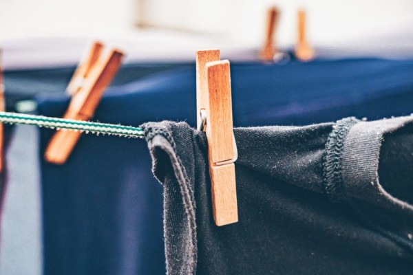 Ο έξυπνος τρόπος για να ξεφορτωθείτε την οσμή της υγρασίας από τα ρούχα - Με ένα πάμφθηνο υλικό 