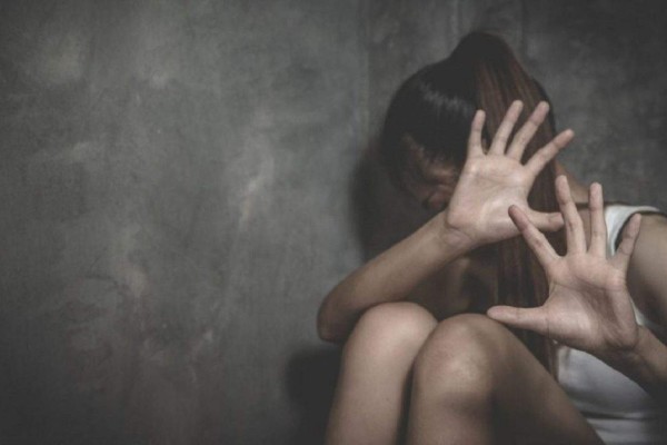 Φρίκη στα Φιλιατρά: 19χρονη εξέδιδε την 14χρονη αδελφή της