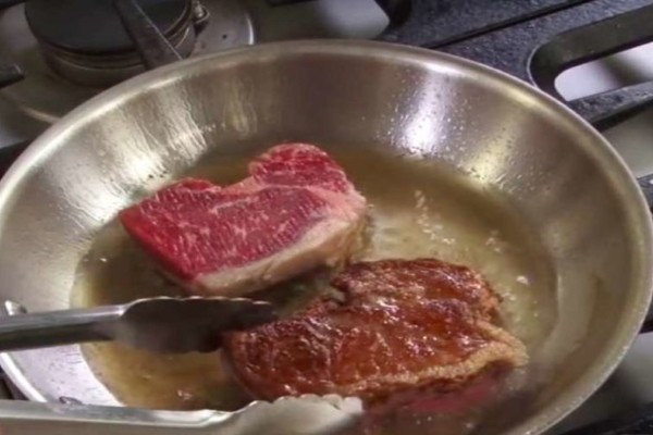 Αυτός είναι ο καλύτερος τρόπος να μαγειρέψετε μια μπριζόλα - Δεν πάει το μυαλό σας! (video)
