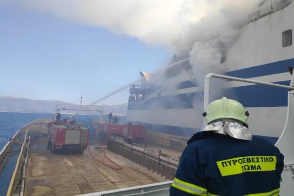 Φωτιά στο Euroferry Olympia - Κέρκυρα: Αίσιο τέλος για τους δύο εγκλωβισμένους στο φλεγόμενο πλοίο – Συνεχίζονται οι έρευνες