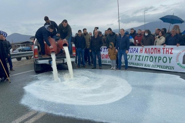 Αγρότες - Ζητούν συνάντηση με Μητσοτάκη: To γάλα που έχυσαν στην Εθνική Οδό και η απειλή για κλείσιμο των δρόμων (video)