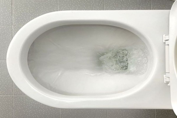 Αυτό είναι το λάθος που κάνουμε στις δημόσιες τουαλέτες και βλάπτει την υγεία μας (video)