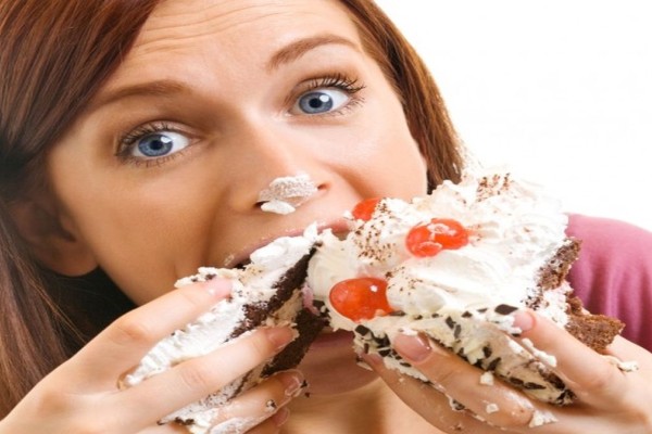 Είστε γλυκατζήδες; 4 τρόποι για να κόψετε τα γλυκά χωρίς να σας στοιχίσει