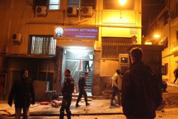 Επίθεση με μολότοφ στο αστυνομικό τμήμα Εξαρχείων