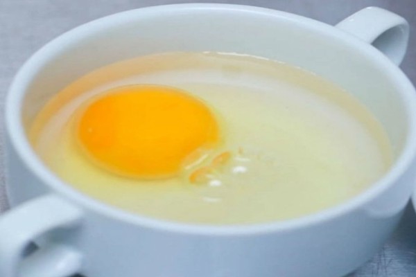 Αυτός είναι ο λόγος που δεν πρέπει να βάζετε ποτέ αυγά στο φούρνο μικροκυμάτων
