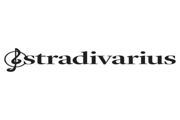 Ουρές στα Stradivarius για το ριγέ mini φόρεμα με 19,99 ευρώ