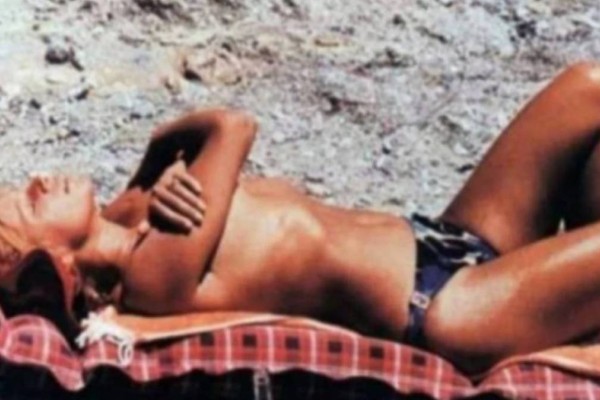 Tα άγνωστα ΑΚΑΤΑΛΛΗΛΑ γυμνά της Αλίκης Βουγιουκλάκη - Το topless στην παραλία που ΣΟΚΑΡΕΙ (ΦΩΤΟ)