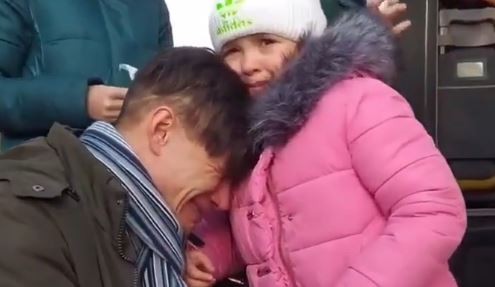 Συγκλονιστικό: Ουκρανός πατέρας αποχαιρετά τη κόρη του που ξεριζώνεται για να σωθεί με την μητέρα της