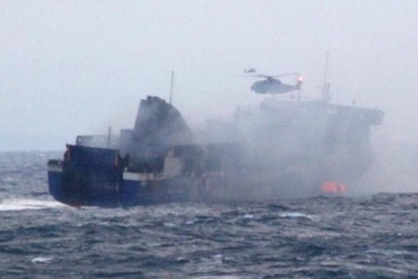 Φωτιά σε πλοίο στην Κέρκυρα: Διασώστες της ΕΜΑΚ στο σημείο - Θα επιχειρήσουν διάσωση εγκλωβισμένων
