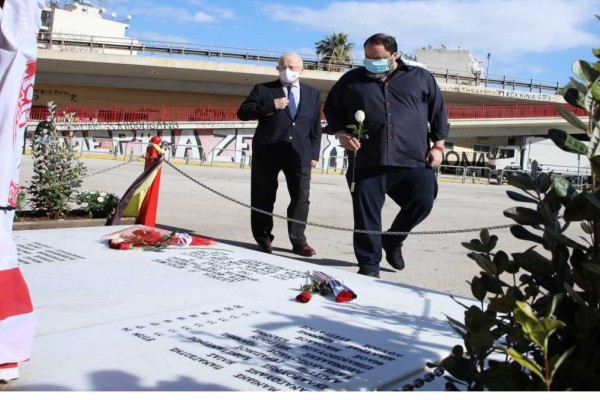 Με λευκό τριαντάφυλλο στο μνημείο των θυμάτων της Θύρας 7 ο Βαγγέλης Μαρινάκης