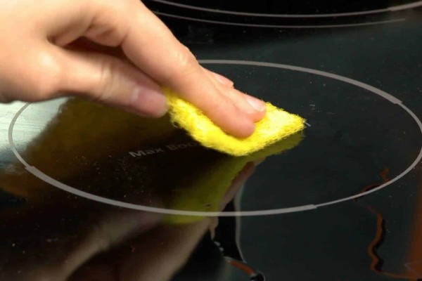 Πώς να αφαιρέσετε το λιωμένο πλαστικό από την κεραμική εστία του φούρνου