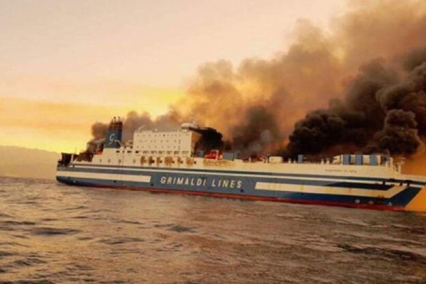 Θρίλερ με τη φωτιά στο πλοίο ανοιχτά της Κέρκυρας: Πληροφορίες για 11 αγνοούμενους - Πελώρια επιχείρηση στο σημείο (Video)