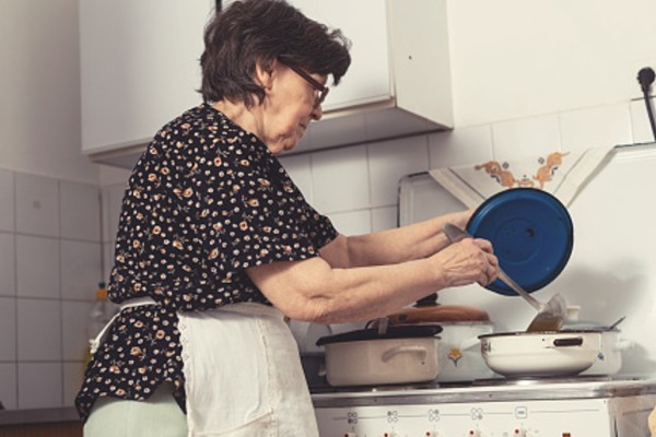 Η γιαγιά πάντα ξέρει: Το παράξενο μυστικό της για να καθαρίζεις λεκέδες και βρομιά με ψωμί