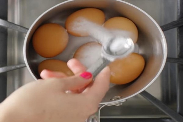 Έριξε μαγειρική σόδα στα αυγά - Ο λόγος; Απίστευτος!