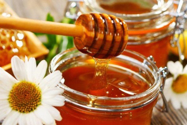 Αυτά είναι τα 4 πράγματα που πρέπει να προσέχουμε όταν αγοράζουμε μέλι