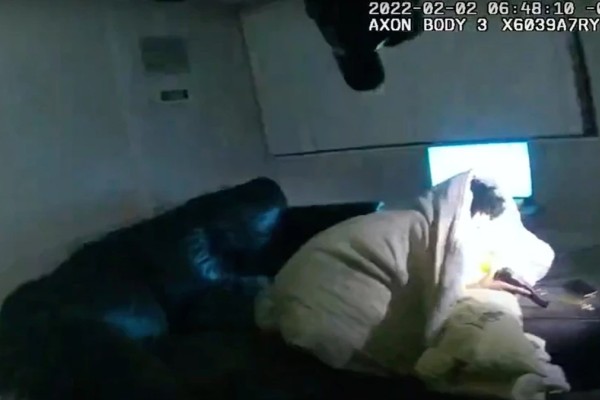 Σοκαριστικό βίντεο από τη στιγμή που αστυνομικοί εκτελούν 22χρονο σε έφοδο σε διαμέρισμα