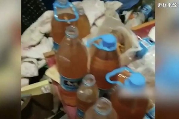 Σκέτη αηδία: Βίντεο - αναγούλα με νοικάρη που έφυγε από το σπίτι κι άφησε πάνω από 100 μπουκάλια ούρα