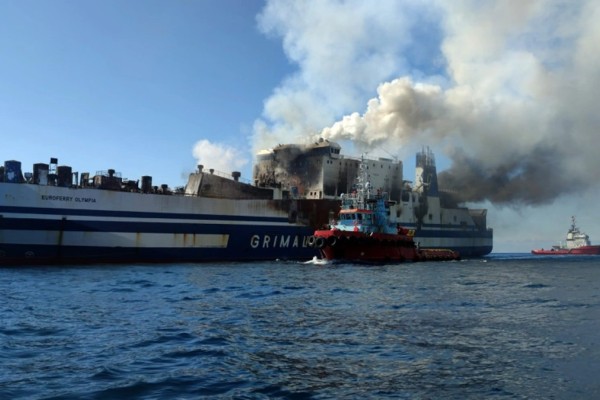 Φωτιά στο Euroferry Olympia: Ρυμουλκείται προς την ακτή - Δεν μπορούν να ανέβουν οι διασώστες
