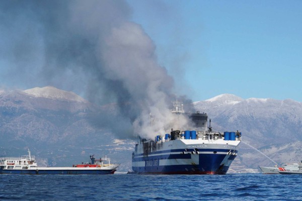 Φωτιά στο Euroferry Olympia: Συνελήφθησαν ο πλοίαρχος και δύο μηχανικοί του - Συνεχίζονται οι προσπάθειες κατάσβεσης