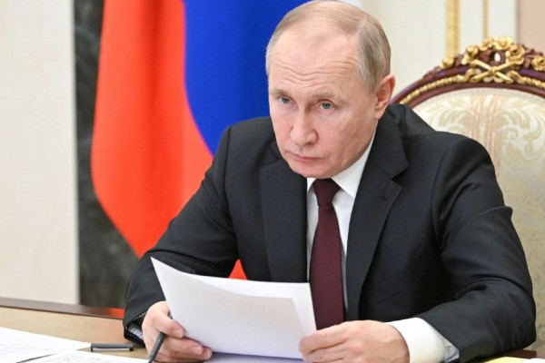 Βλαντίμιρ Πούτιν: Αναγνωρίζει την ανεξαρτησία Ντονέτσκ και Λουγκάνσκ