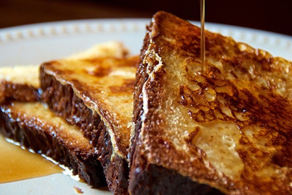 Γερό πρωινό: Αυτός είναι ο λόγος που πρέπει να αλείφετε μέλι και κανέλα στο ψωμί σας