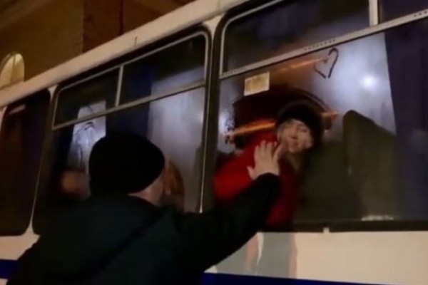 Κι άλλος Ουκρανός πατέρας συγκλονίζει - Σχηματίζει καρδούλες στο λεωφορείο που 