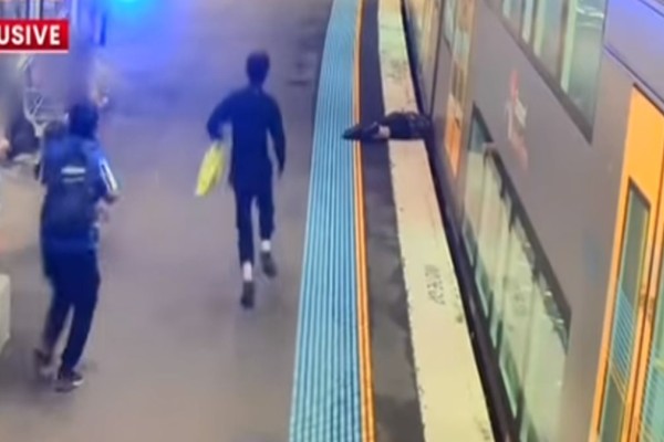 Άνδρας σφήνωσε με το κεφάλι ανάμεσα σε τρένο κι αποβάθρα και επιβίωσε (video)