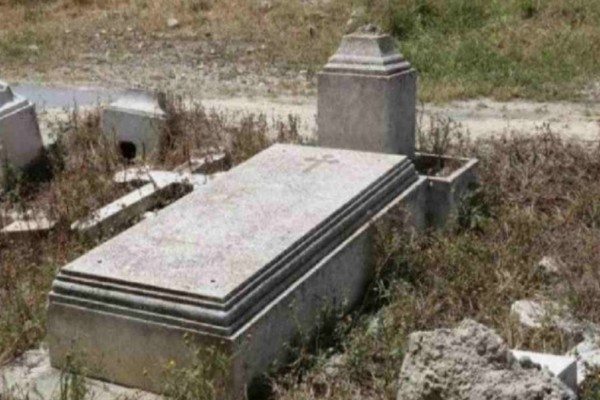 Εικόνες ντροπής: Είναι ο τάφος πασίγνωστου Έλληνα που θυμίζει… χωράφι 