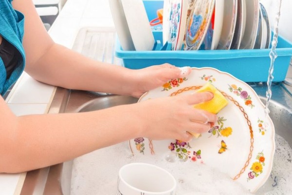5+1 tips για να γίνει το πλύσιμο των πιάτων παιχνιδάκι