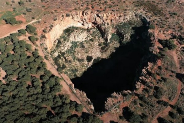 Το Χάος: Ο τεράστιος κρατήρας της Αττικής σε σχήμα καρδιάς - Πού βρίσκεται