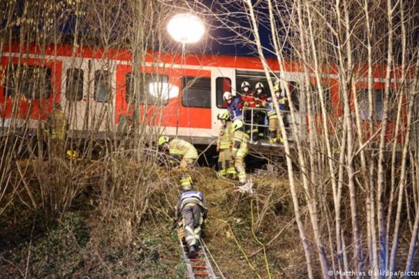 Συναγερμός στο Μόναχο: Ένας νεκρός και πολλοί τραυματίες από σύγκρουση τρένων