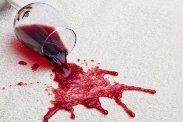 Κόκκινο κρασί στα ρούχα; 6+1 έξυπνοι τρόποι για να εξαφανίσεις τον λεκέ