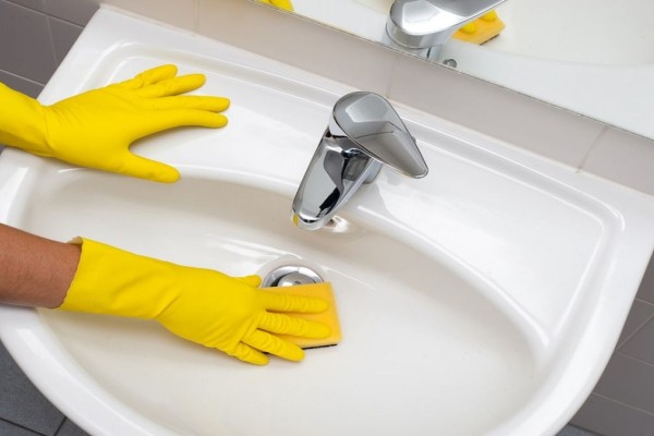 Η μέθοδος που θα σας κάνει να καθαρίσετε το μπάνιο σε 5'