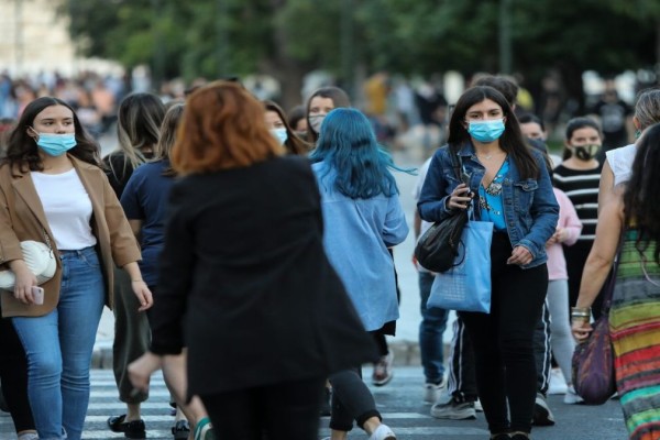 Κορωνοϊός: Τέλος οι μάσκες σε εξωτερικούς χώρους