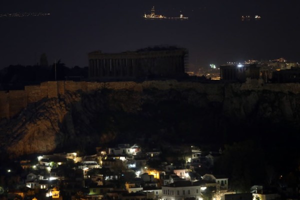 Ώρα της Γης: Για ποιον λόγο θα σβήσουν τα φώτα της Ακρόπολης και του Λευκού Πύργου απόψε (26/3)