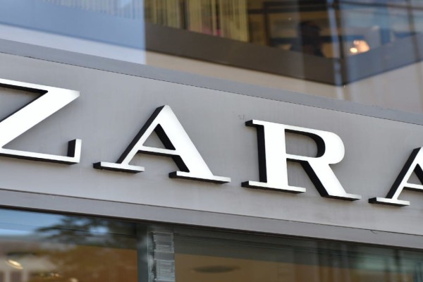 Χαμός στα Zara: Το παντελόνι με εφέ δέρματος που φοράνε όλα τα fadhion girls και κοστίζει μόλις 15,99 €