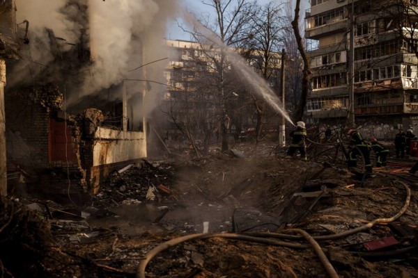 Πόλεμος στην Ουκρανία: Απαγόρευση κυκλοφορίας 35 ωρών στο Κίεβο και γενικός αντιαεροπορικός συναγερμός στη χώρα (video)