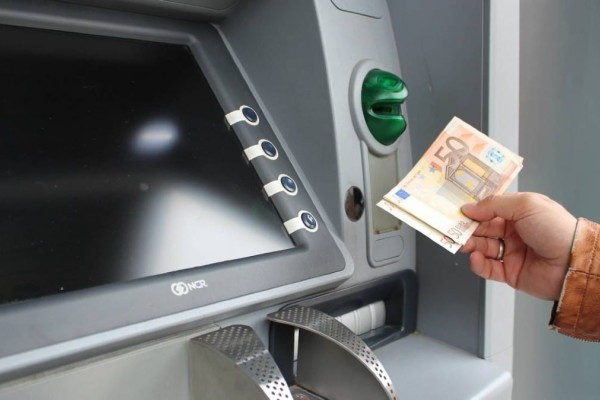 Συναγερμός με νέα απάτη σε ΑΤΜ: Πληκτρολόγησε 600 ευρώ και… αντί να τα πάρει, τα έχασε!